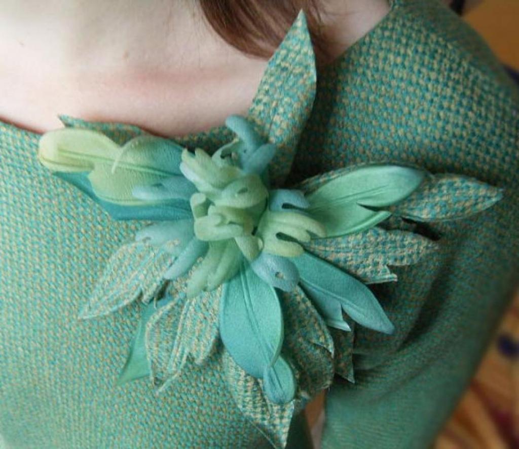 Платье и искусственный цветок к нему