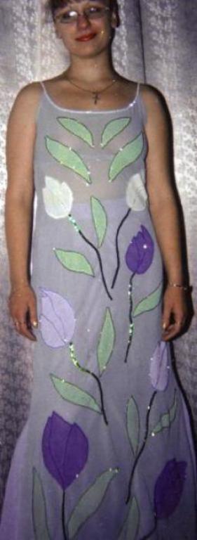 Платье с аппликациями