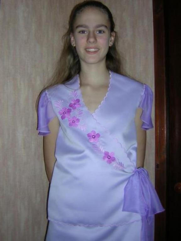 Вышитый костюм(крупный план)