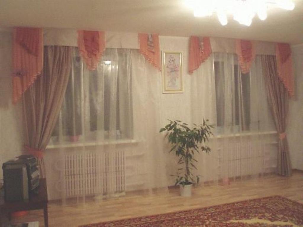 большая серая комната