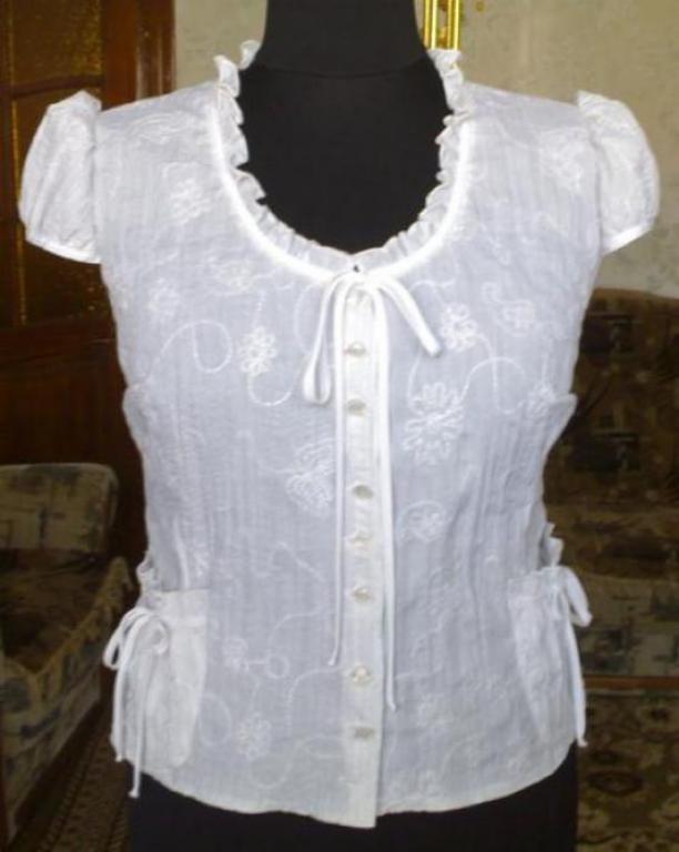 Белая блуза для статной дамы