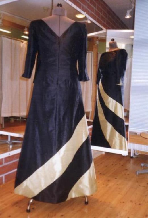 Платье из шёлка с вставками по подолу 