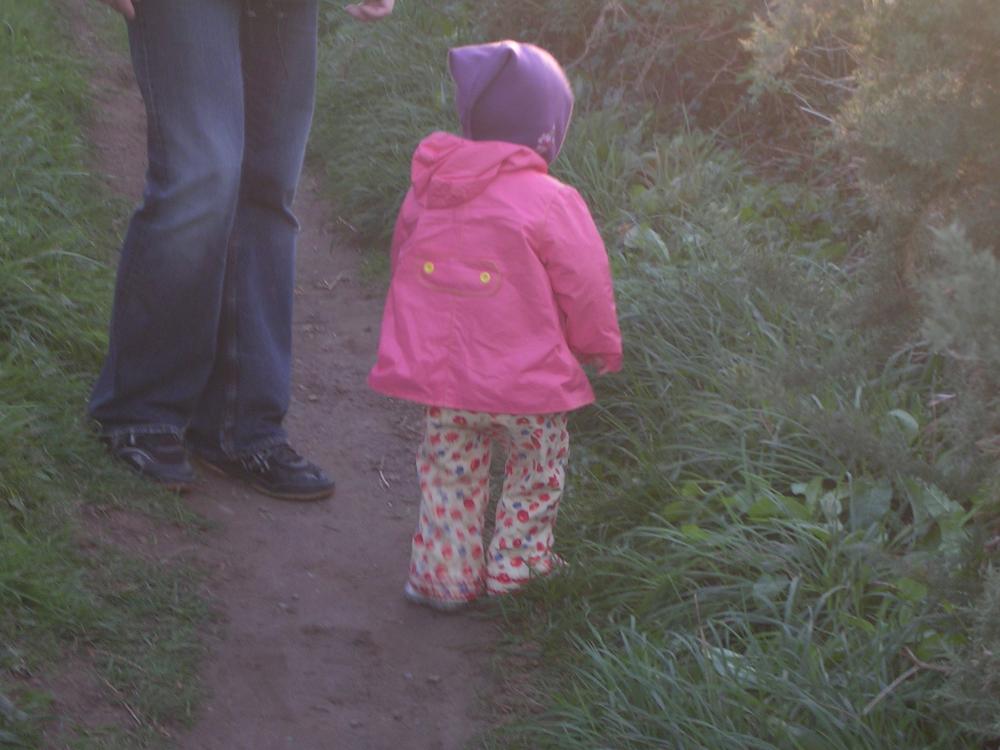 розовый плащ