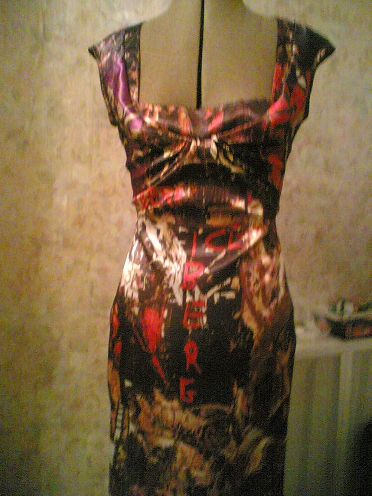 платье, с глубоким вырезом.