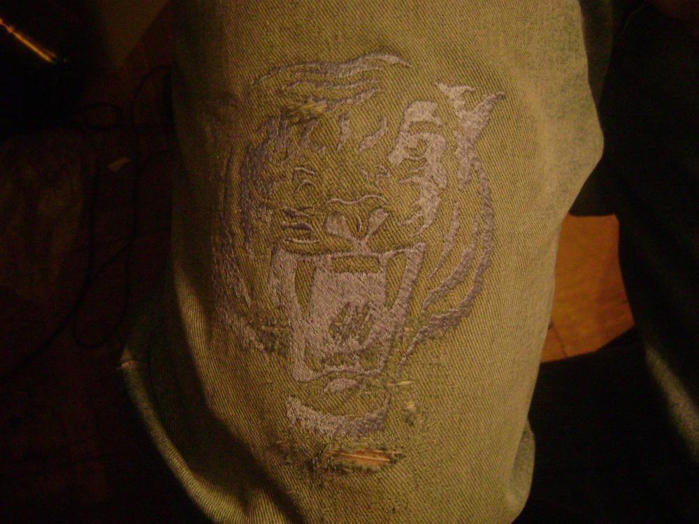 тигр на джинсах