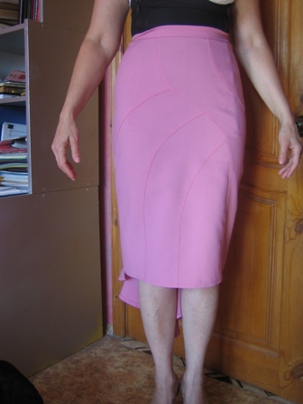 Розовая юбка с рельефами
