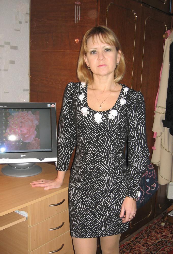 трикотажное платье с вышивкой лентами