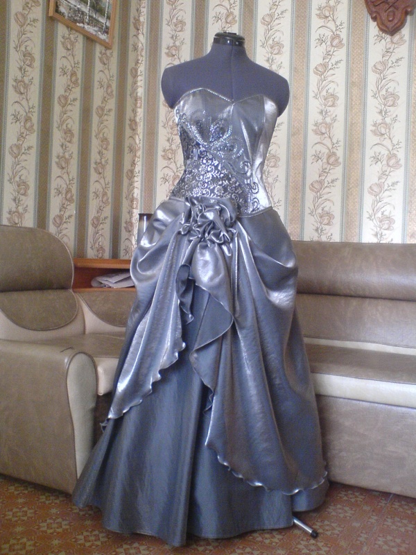 Выпускное платье из кристаллона пошлый 2008 год.
