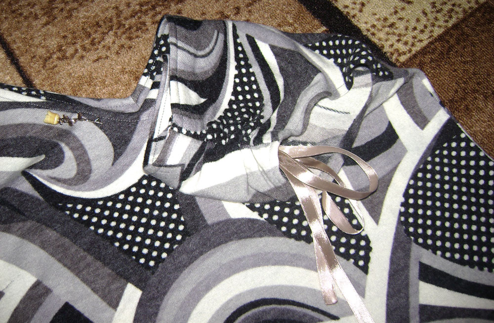 платье со складками в плечевых швах