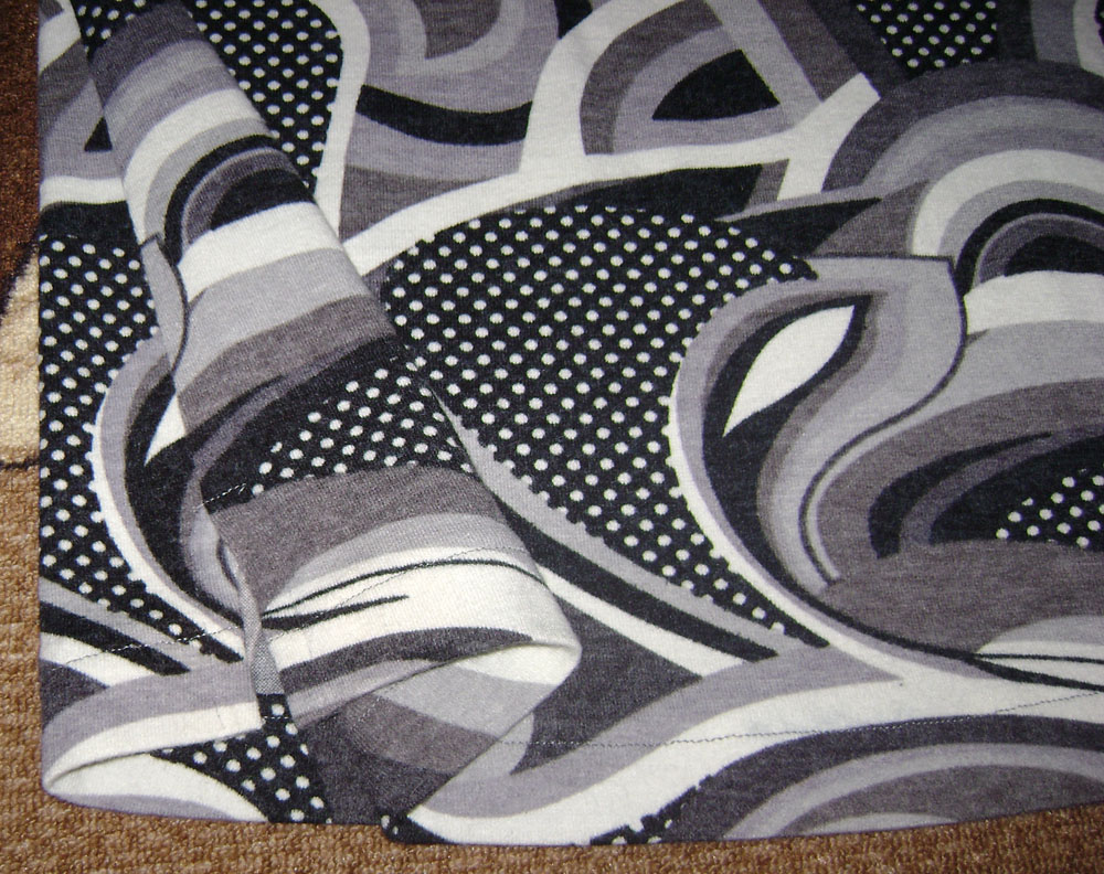 Платье со складками в плечевых швах