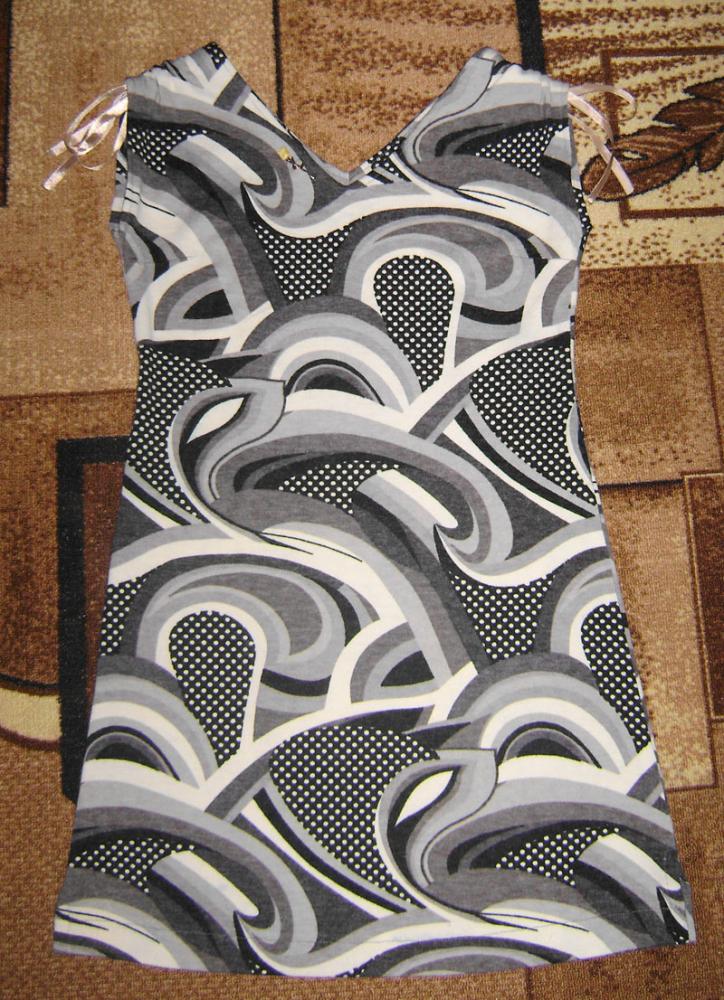 Трикотажное платье со складками в плечевых швах