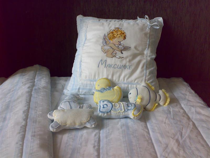 вышитые подушечка и игрушки для малыша