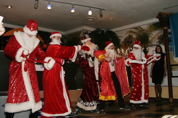 Мой муж - второй слева