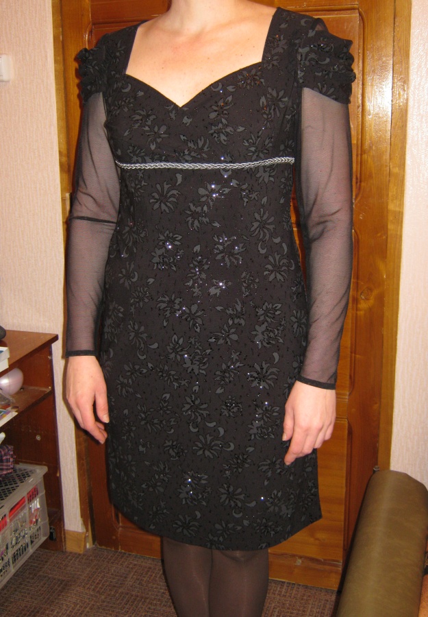 Платье опять черное...