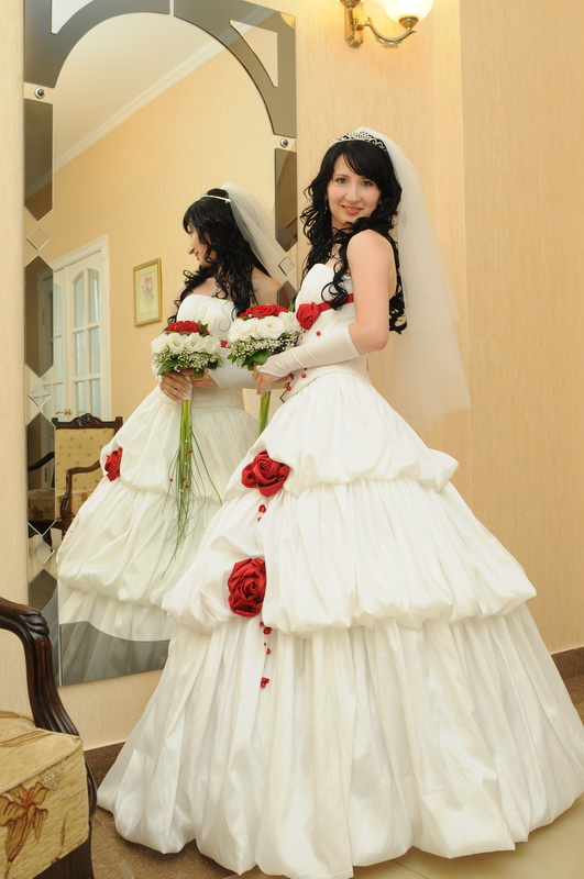 платье с красными цветами