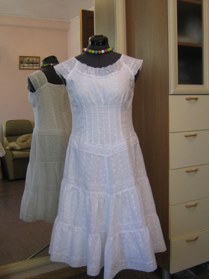 Белое платье из шитья