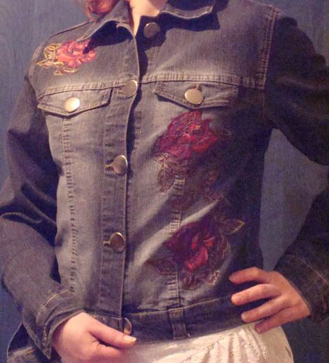 Джинсовая куртка с розами из кружева.
