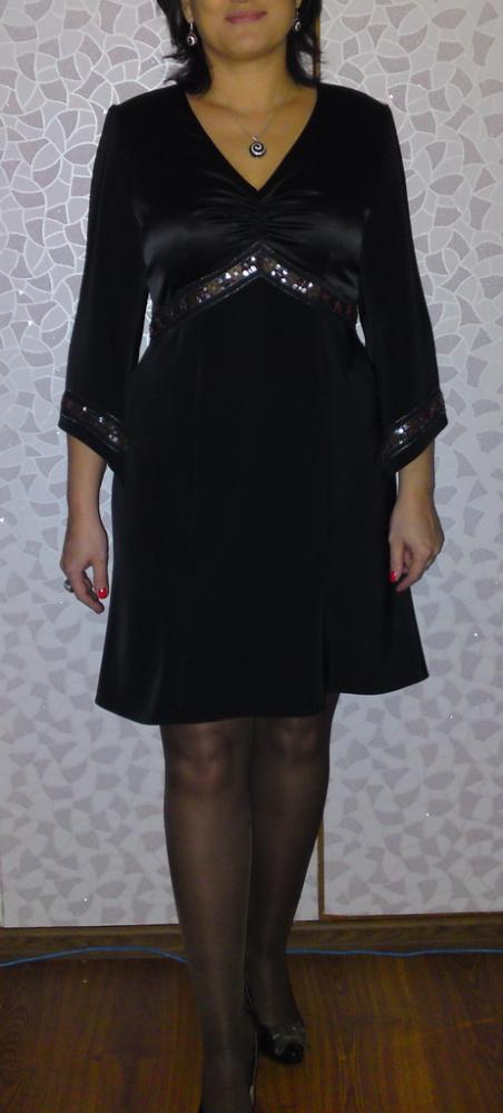 Черное платье с атласным верхом и отделкой тесьмой