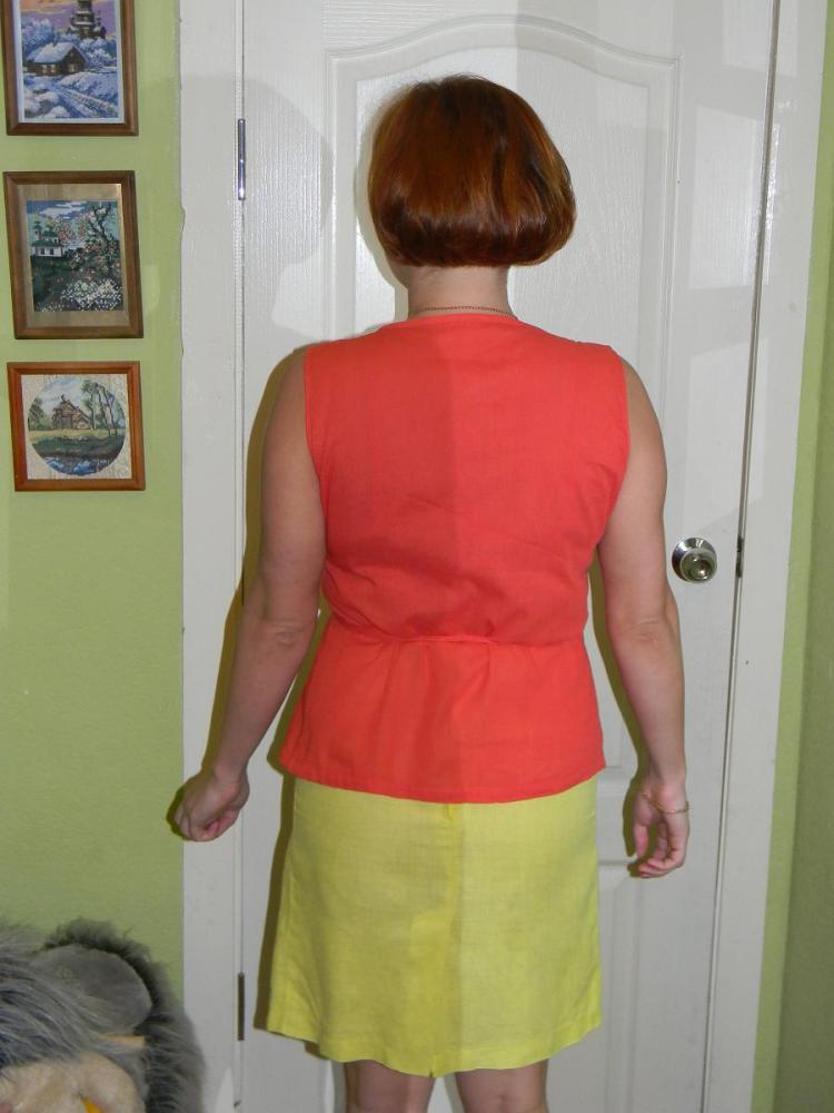 Красная кофта и желтая юбка спинка