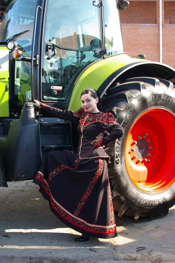 Женский казачий костюм-Новочеркасск.jpg