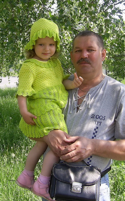 Ажурное зелененькое платье и панамка