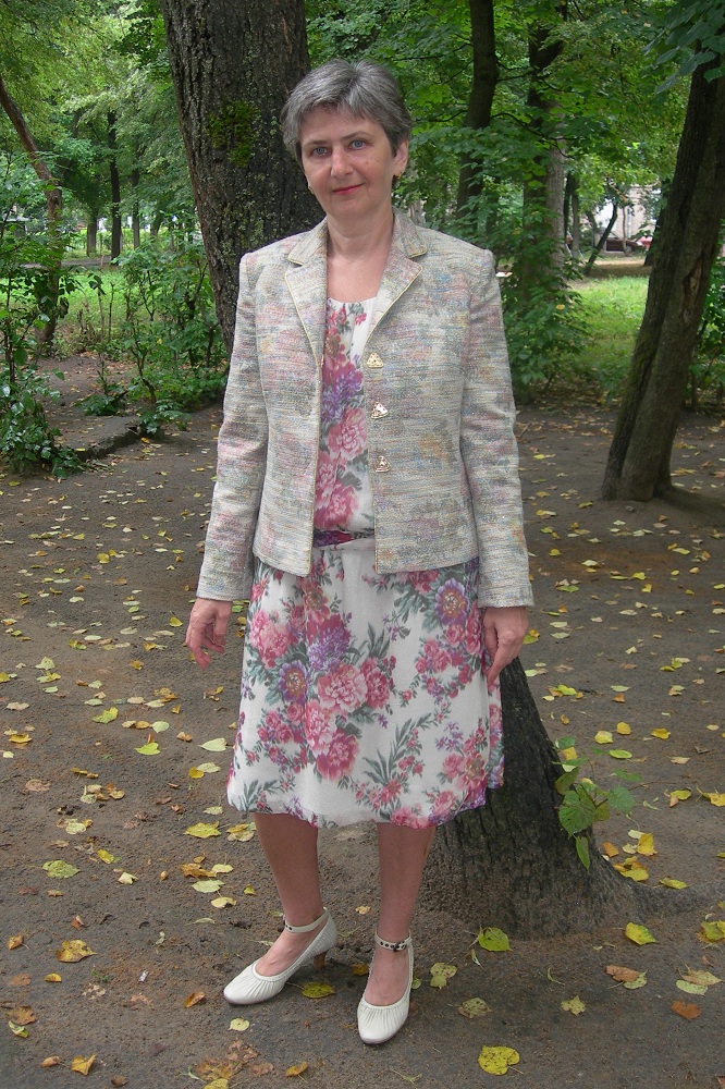 Жакет с золотым кантом и кнопками