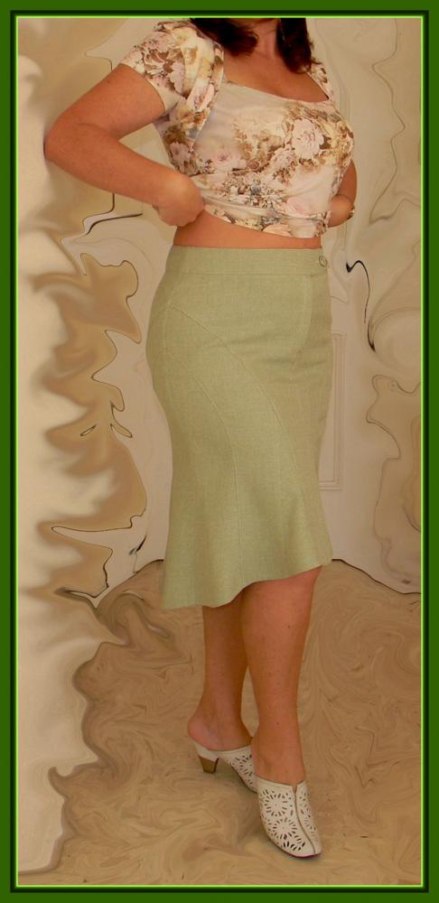 Юбка с фигурными рельефами, встаками и градуировкой низа