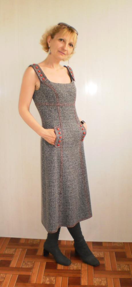 Сарафан из полушерсти с красной отделкой.