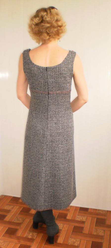 Сарафан из полушерсти с красной отделкой.