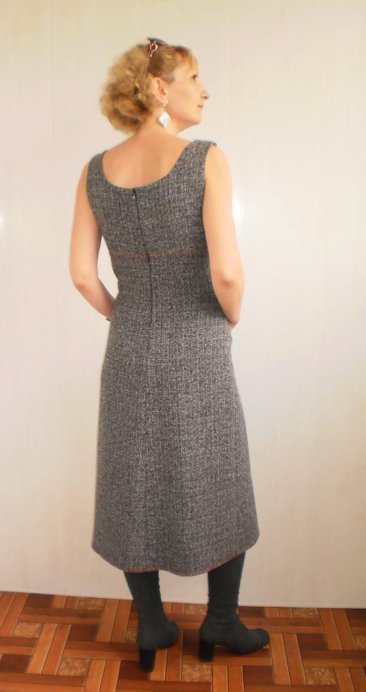 Сарафан из полушерсти с красной отделкой.