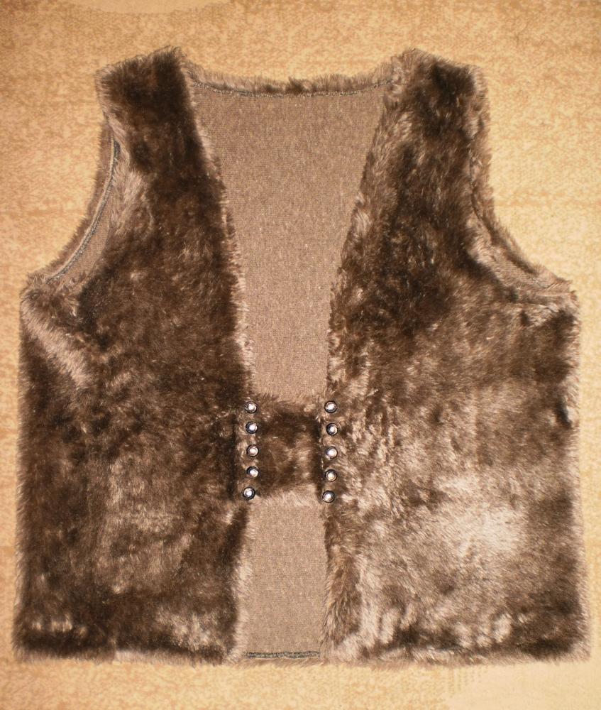 Жилет из искусственного меха.