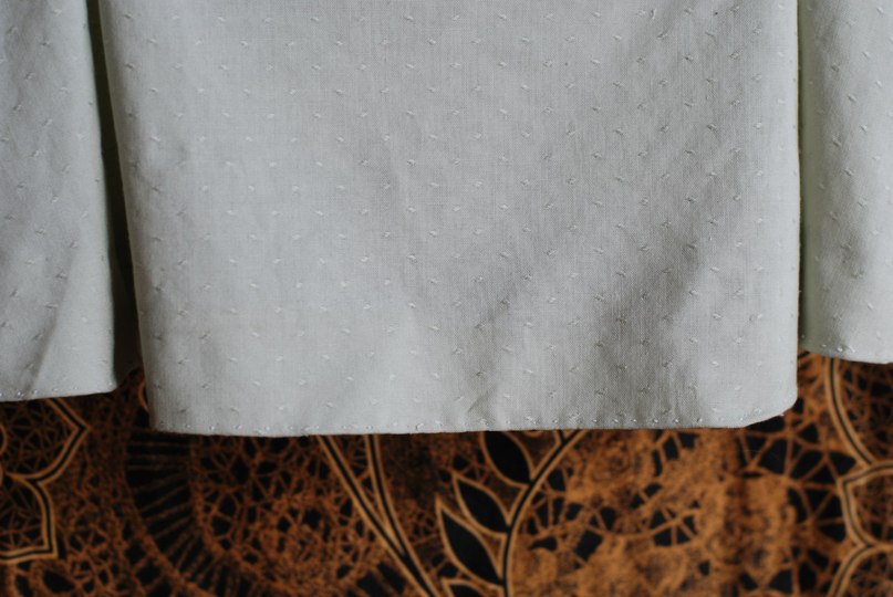 Серая блузка (детали)