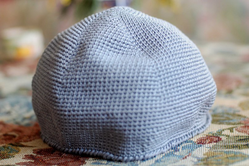 Серая вязаная шапка