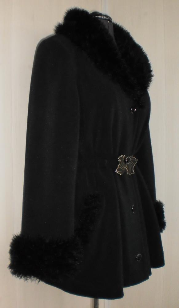 Воротник , манжеты и листочки из травки.