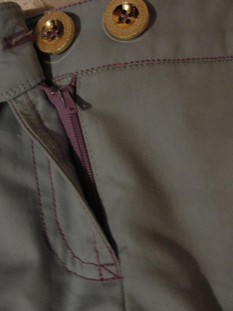 А молния в тон ниткам.