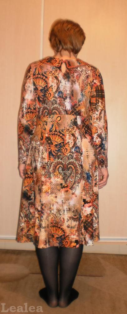 Трикотажное платье с интересным принтом.