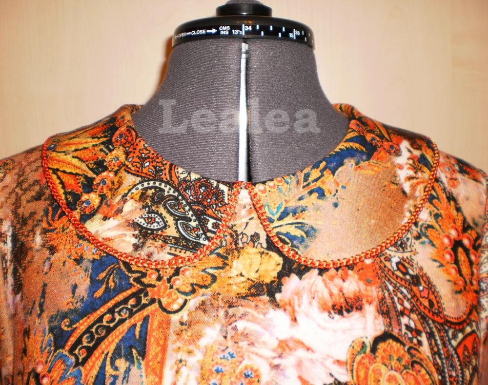 Трикотажное платье с интересным принтом.