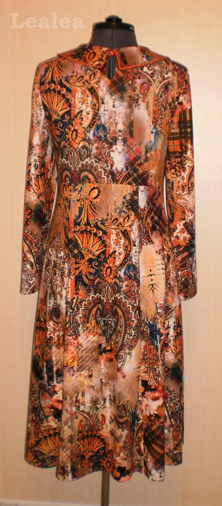 Трикотажное платье с интересным принтом.