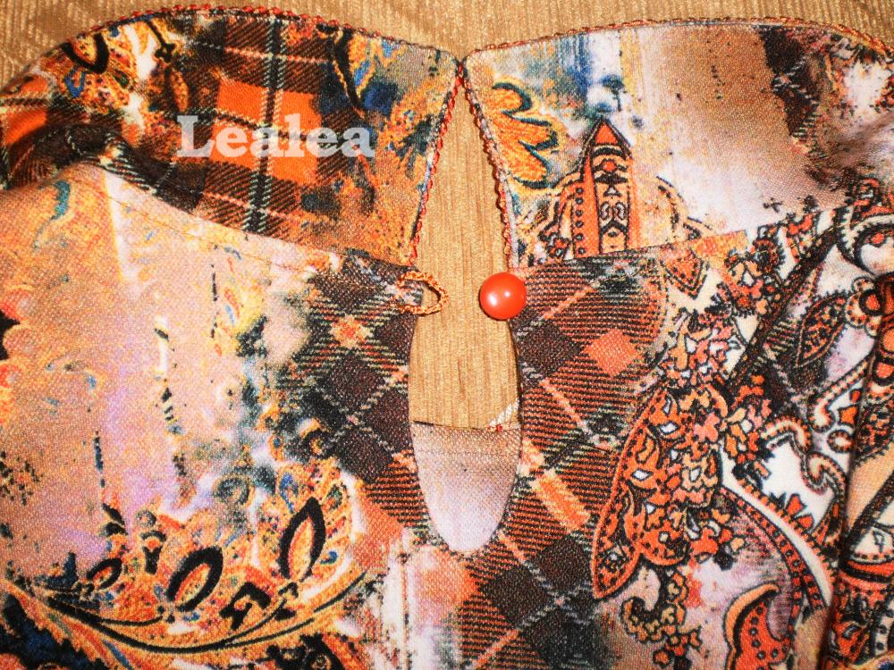 Трикотажное платье с интересным принтом.