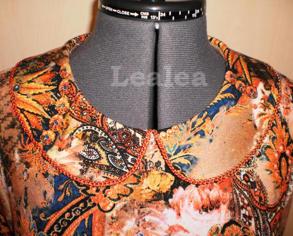 Трикотажное платье с интересным принтом.