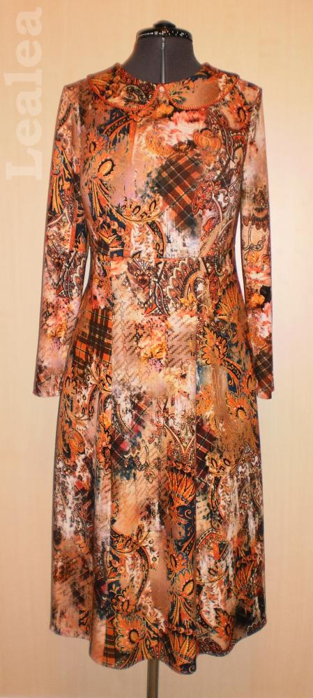 Трикотажное платье с интересным принтом.