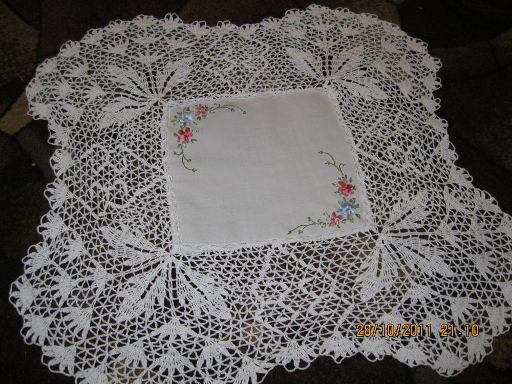 салфетка с обвязанными краями и вышитая лентами