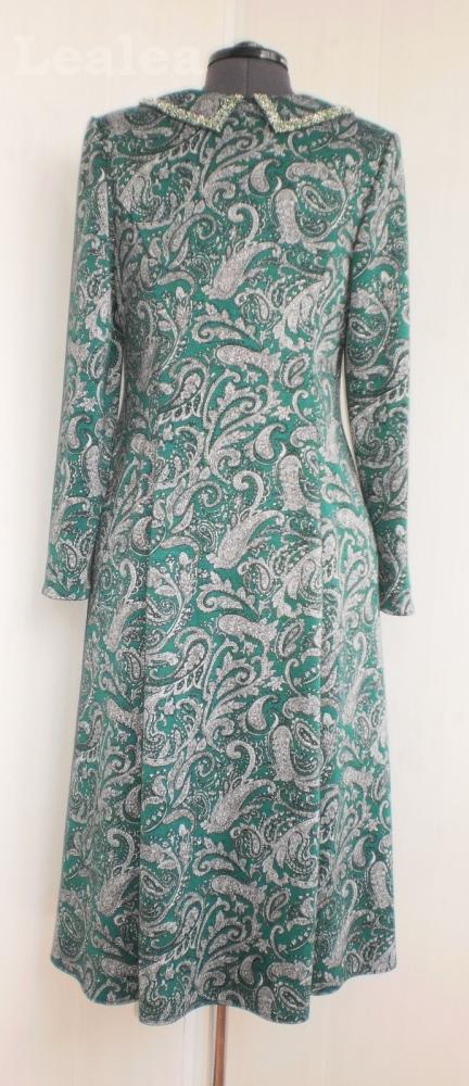 Трикотажное платье с отделкой по воротнику.