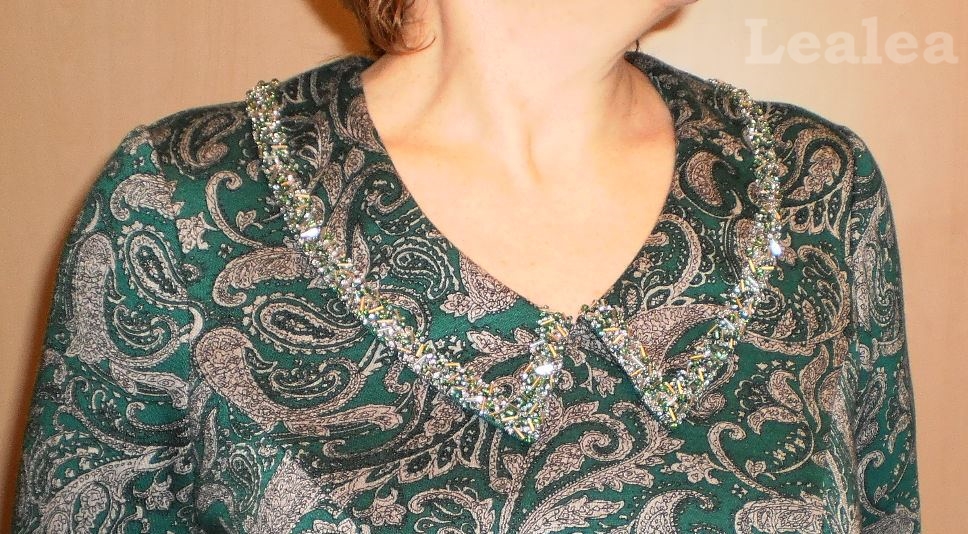 Трикотажное платье с отделкой по воротнику.