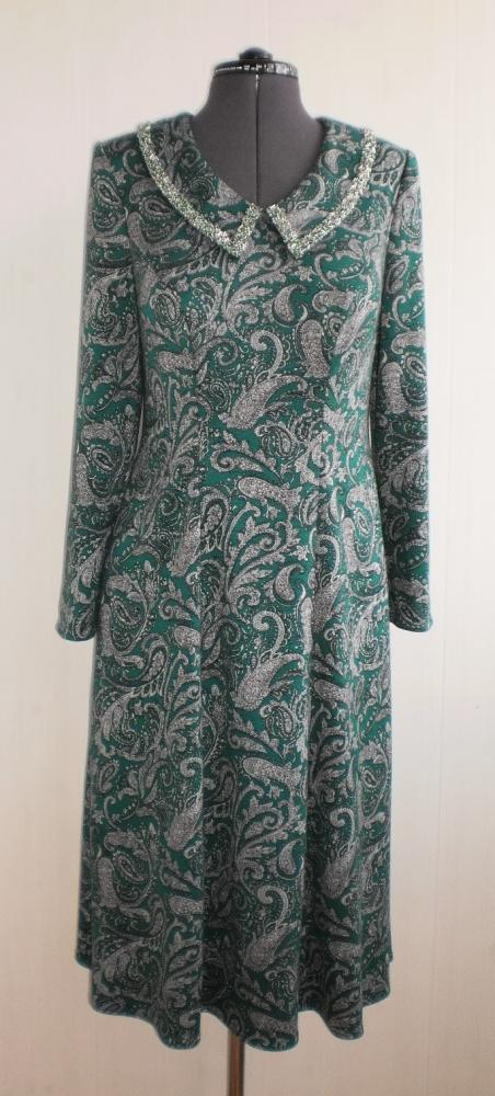 Трикотажное платье с отделкой по воротнику.