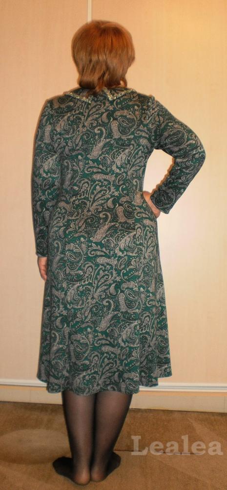 Трикотажное платье с отделкой по воротнику.