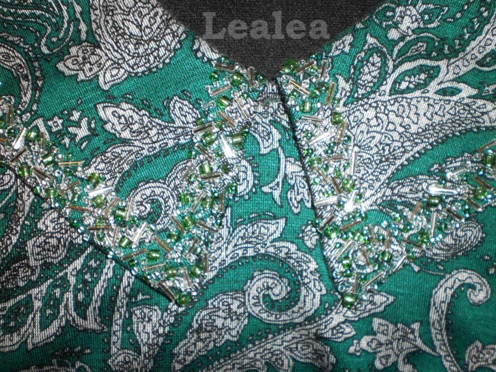 Трикотажное платье с отделкой по воротнику.