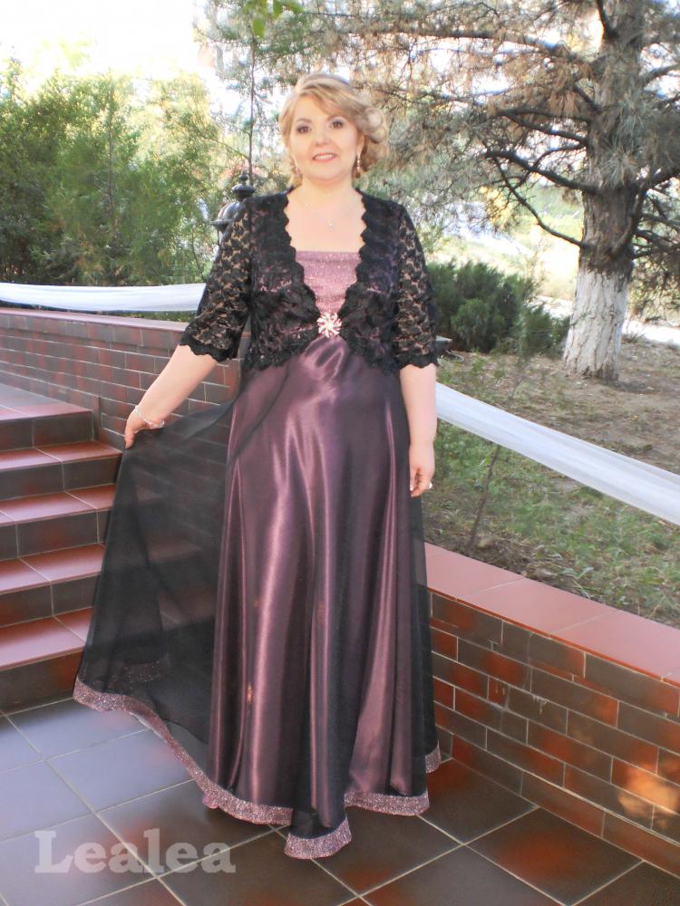 Атласное платье с гипюровой болерушкой и шифоновой юбкой.