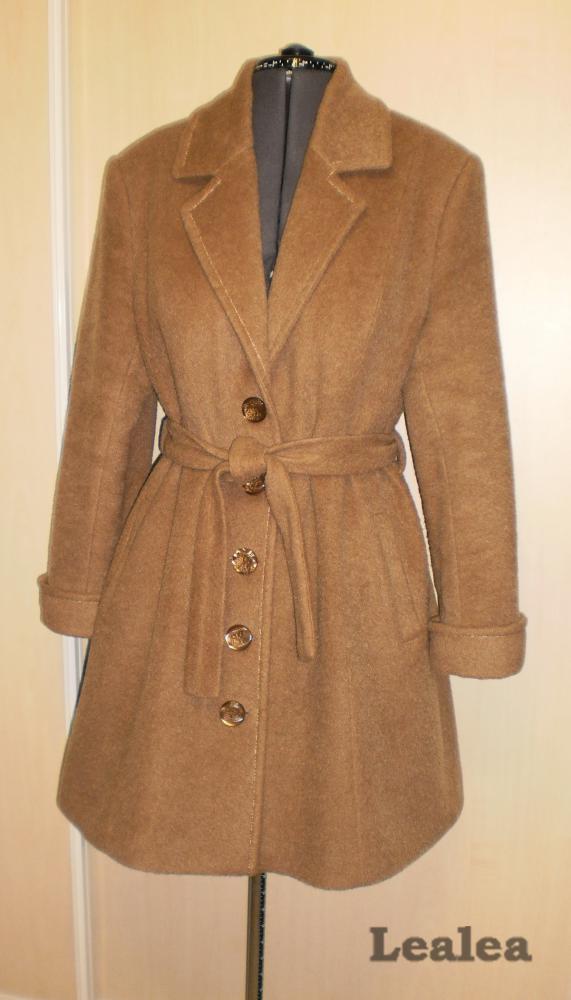 Зимнее короткое пальто.