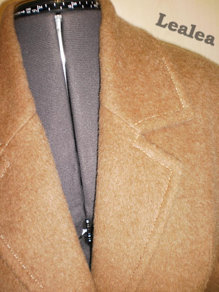 Зимнее короткое пальто.